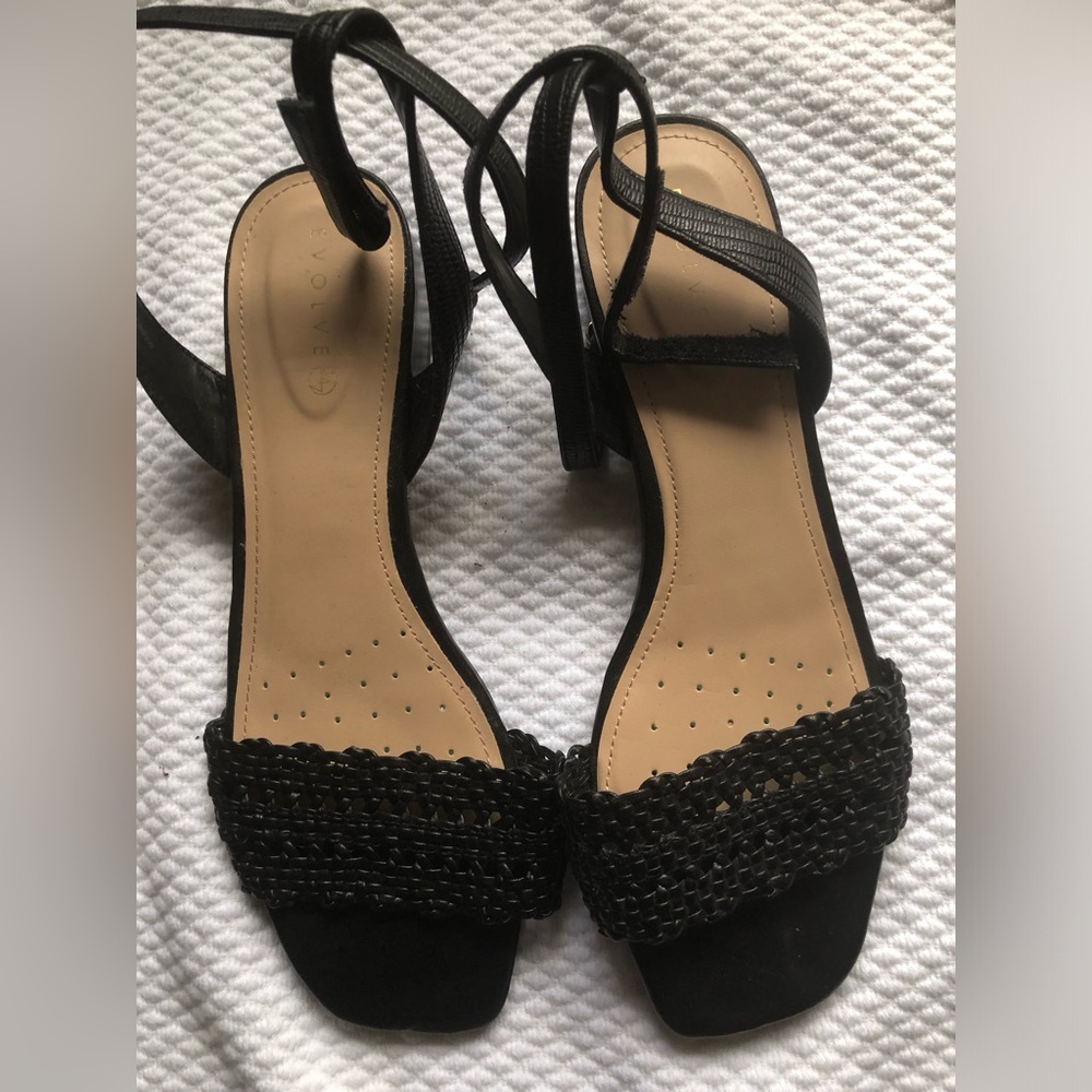 NWT women sandals Evolve black size 9.5
